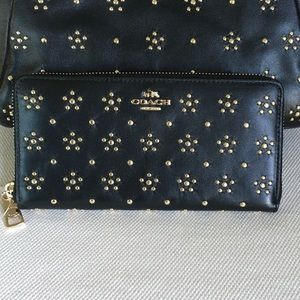 NWT Coach zip wallet F53638